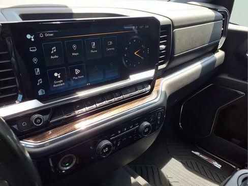 Used 2022 Chevrolet Silverado 1500 LT AWD/4WD image 8