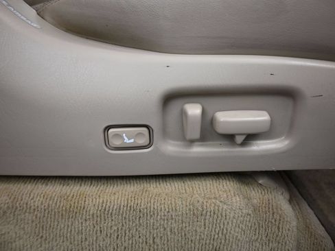 Used 2004 Toyota Land Cruiser AWD/4WD image 41