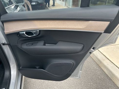Used 2025 Volvo XC90 B5 Plus image 12