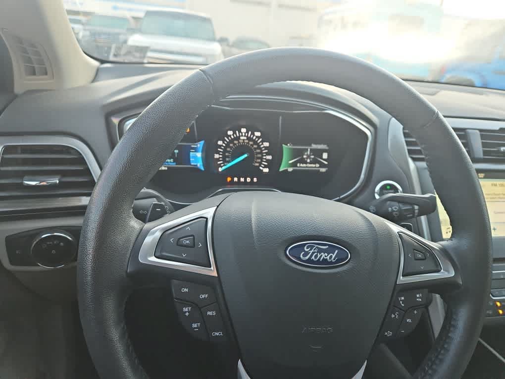 Used 2017 Ford Fusion SE w/ Fusion SE Technology Package FWD image 13