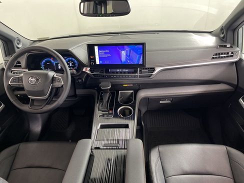 Used 2025 Toyota Sienna XLE Woodland Edition image 17