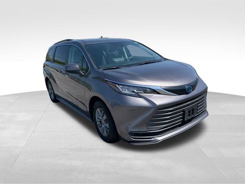 Used 2022 Toyota Sienna LE w/ LE Plus Package AWD/4WD image 6