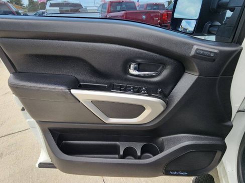 Used 2017 Nissan Titan SL w/ Chrome Package AWD/4WD image 12