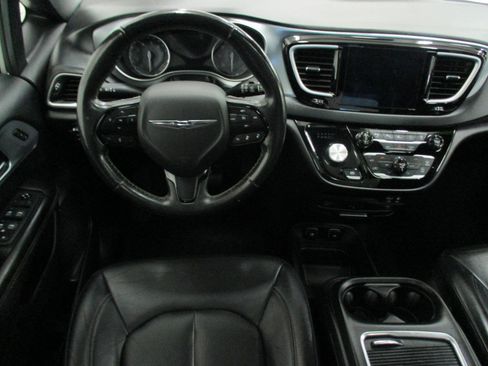 Used 2020 Chrysler Pacifica Touring-L Plus image 22
