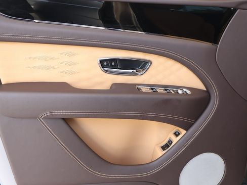 Used 2025 Bentley Bentayga Extended Wheelbase AWD/4WD image 12