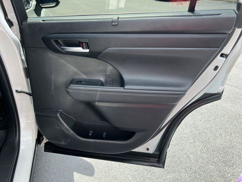 Used 2023 Toyota Highlander XLE FWD image 31