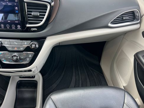 Used 2018 Chrysler Pacifica Touring Plus image 30
