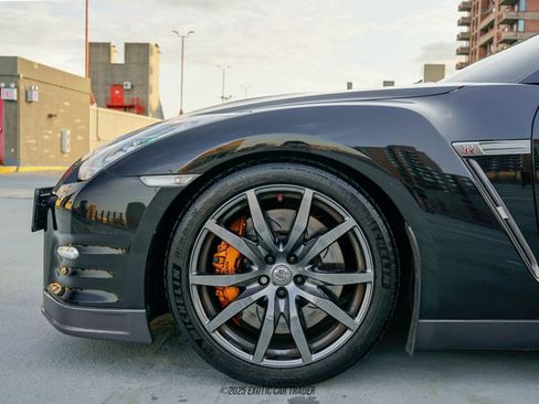 Used 2014 Nissan GT-R Premium w/ Premium Interior Package AWD/4WD image 4