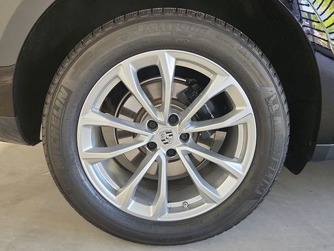 Certified 2026 Porsche Macan AWD/4WD image 10