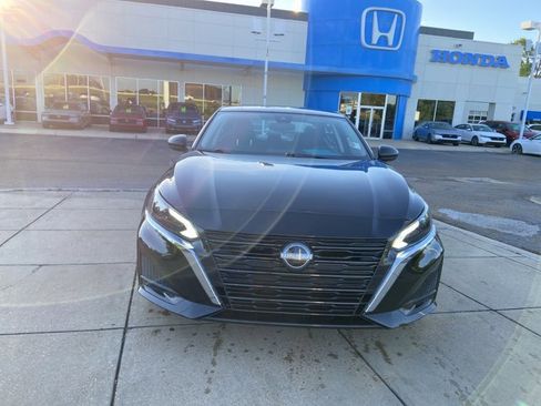 Used 2024 Nissan Altima 2.5 SV FWD image 3