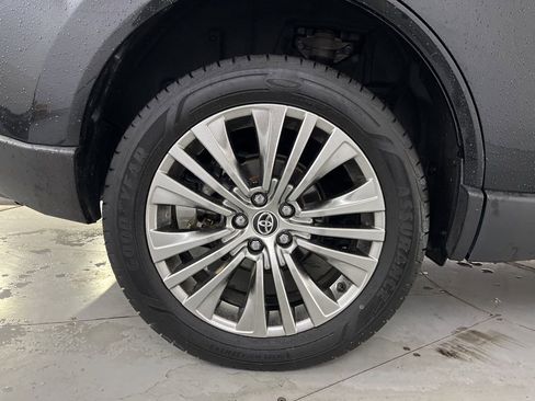 Used 2022 Toyota Venza Limited image 17