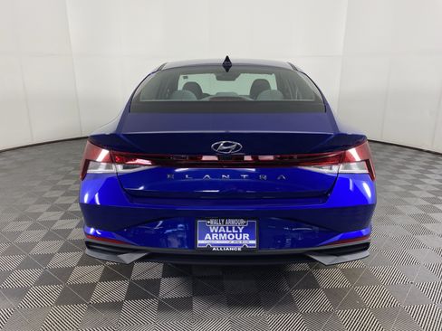 Used 2021 Hyundai Elantra SE FWD image 7