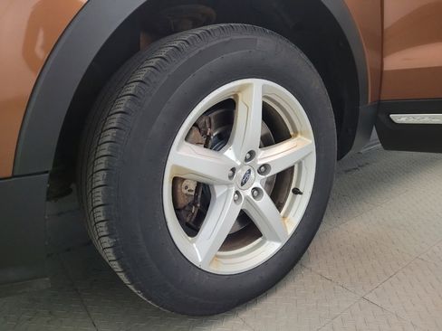 Used 2017 Ford Explorer XLT w/ Equipment Group 201A AWD/4WD image 31