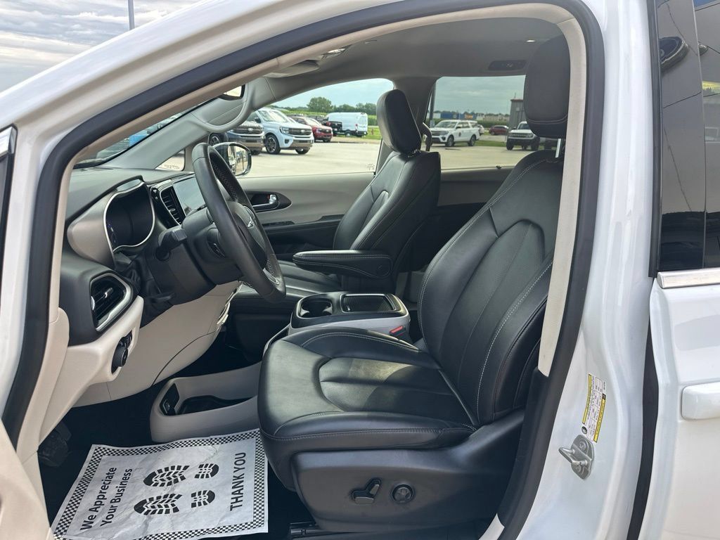 Used 2024 Chrysler Pacifica Touring-L FWD image 11