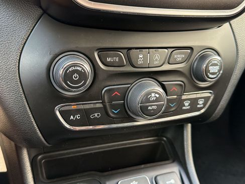 Used 2019 Jeep Cherokee Trailhawk w/ Comfort/Convenience Group AWD/4WD image 16