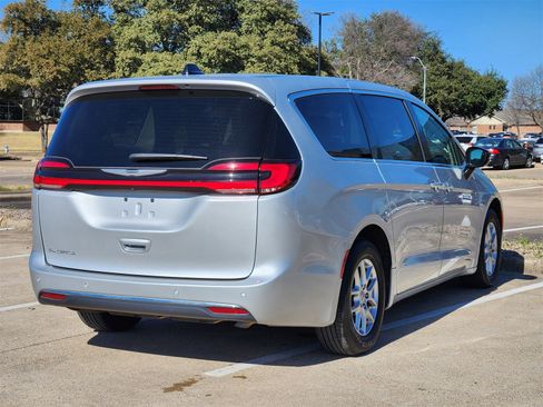 Used 2024 Chrysler Pacifica Touring-L image 6