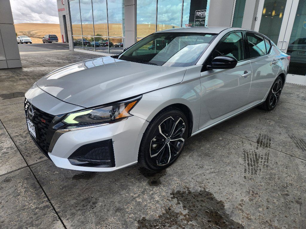 Used 2024 Nissan Altima 2.5 SR FWD image 3