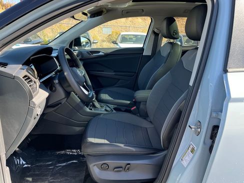 New 2025 Volkswagen Taos SE image 17