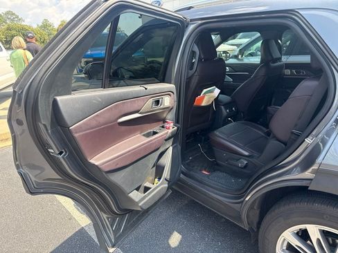 Used 2025 Ford Explorer Platinum RWD image 16