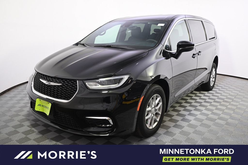 Used 2026 Chrysler Pacifica Select FWD image 2