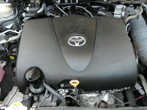 Used 2021 Toyota Highlander XLE FWD image 34