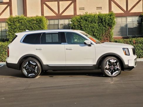 Used 2025 Kia Telluride EX image 4