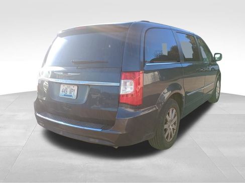 Used 2014 Chrysler Town & Country Touring image 5