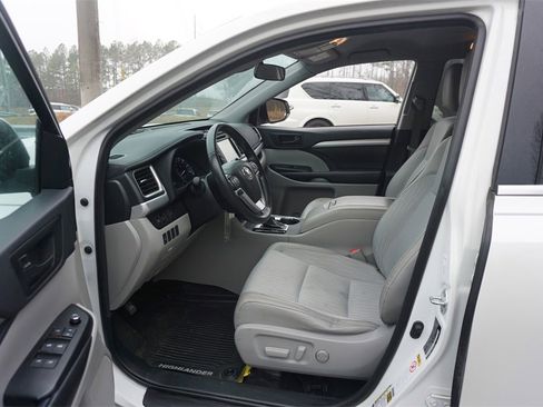 Used 2019 Toyota Highlander Plus image 2