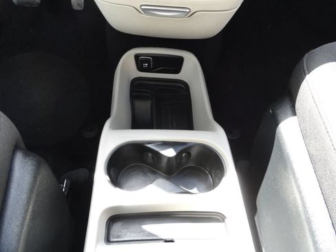 Used 2017 Chrysler Pacifica LX FWD image 29