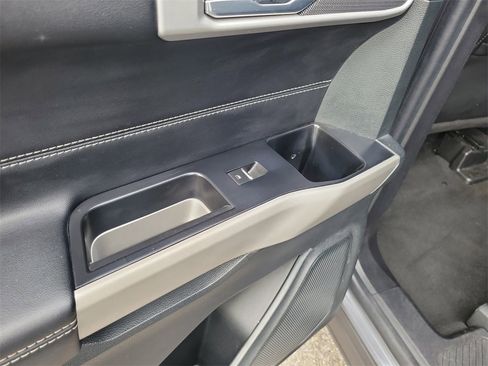 Used 2022 Ford Explorer XLT w/ Equipment Group 202A image 10