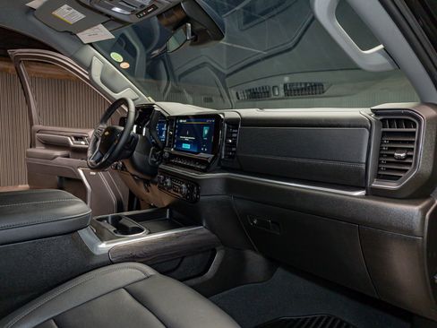 Used 2025 Chevrolet Silverado 2500 LTZ w/ LTZ Convenience Package image 20