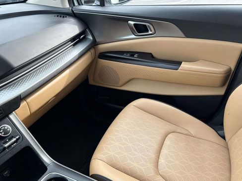 Used 2023 Kia Carnival LX image 31