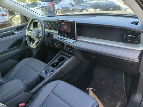 Certified 2025 Volkswagen Tiguan SE image 6