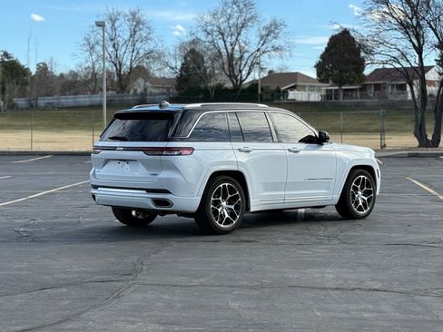Used 2024 Jeep Grand Cherokee Summit image 5