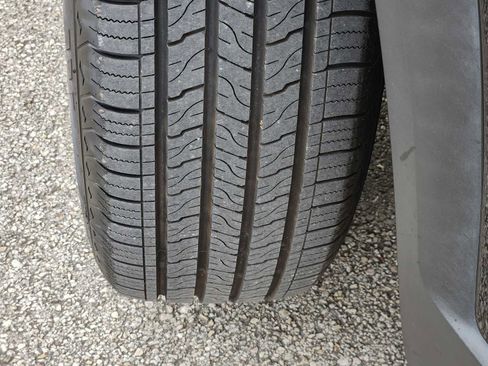 Used 2023 GMC Acadia SLE image 10