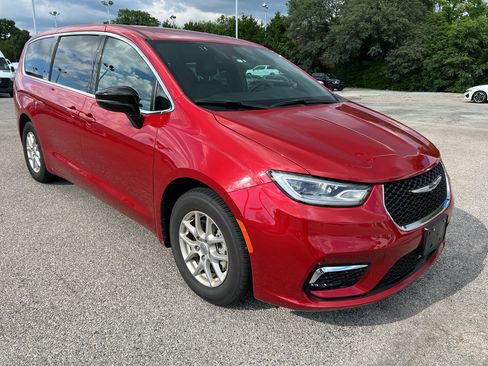 Used 2025 Chrysler Pacifica Select FWD image 3