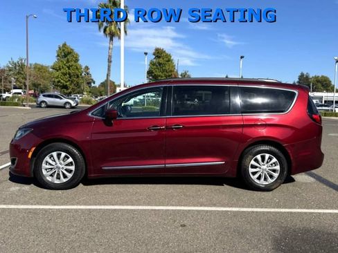 Used 2017 Chrysler Pacifica Touring-L FWD image 8