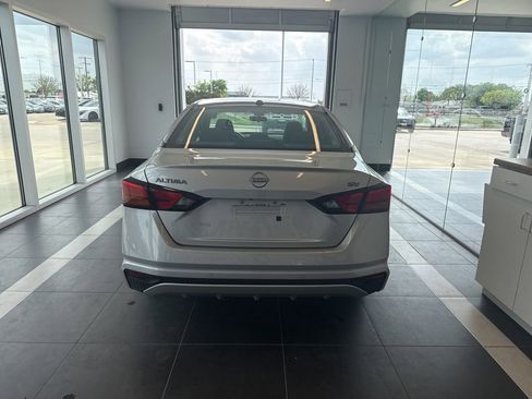 Used 2023 Nissan Altima 2.5 SV FWD image 4