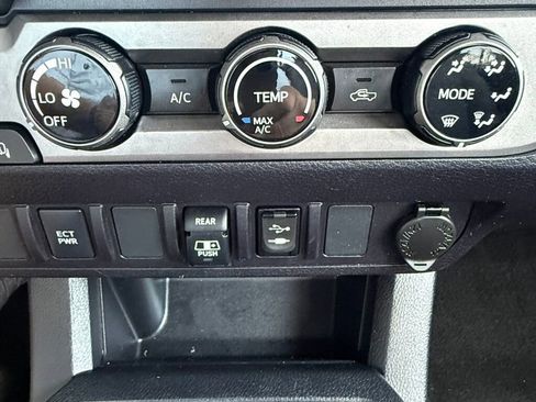 Used 2018 Toyota Tacoma SR5 RWD image 34
