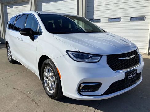 Used 2024 Chrysler Pacifica Touring-L image 1