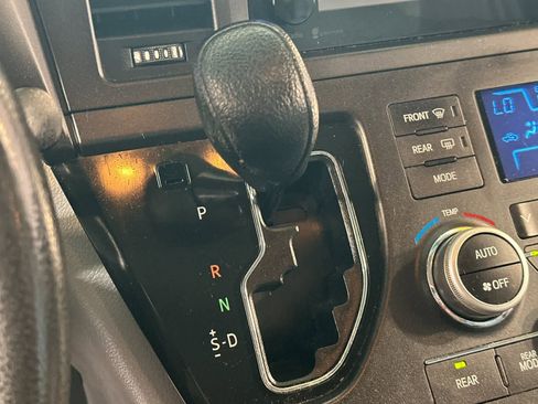 Used 2015 Toyota Sienna LE FWD image 23
