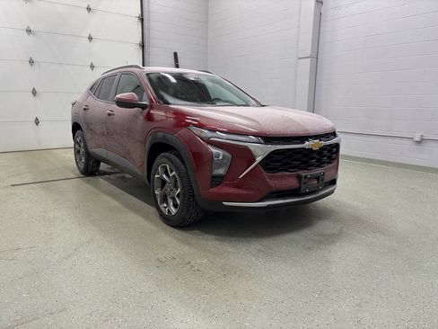 Used 2025 Chevrolet Trax LT w/ Driver Confidence Package image 2