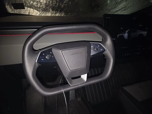 Used 2024 Tesla Cybertruck AWD Crew Cab image 16