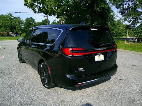 Used 2023 Chrysler Pacifica Touring-L FWD image 3