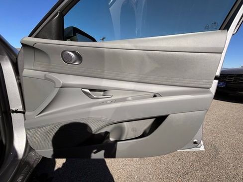 Used 2025 Hyundai Elantra SE image 25