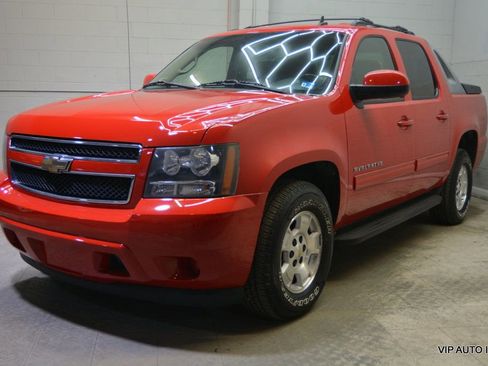 Used 2011 Chevrolet Avalanche LS RWD image 2