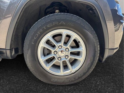 Used 2019 Jeep Grand Cherokee Laredo AWD/4WD image 12