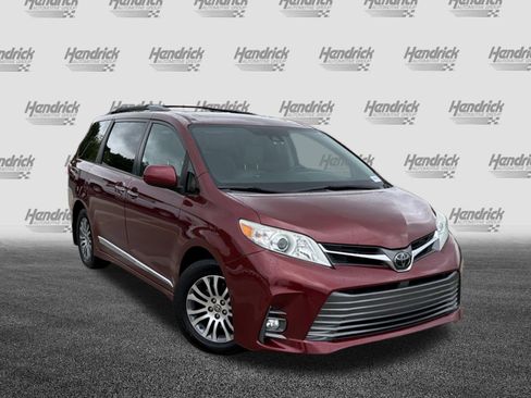 Used 2020 Toyota Sienna XLE w/ XLE Navigation Package FWD image 2