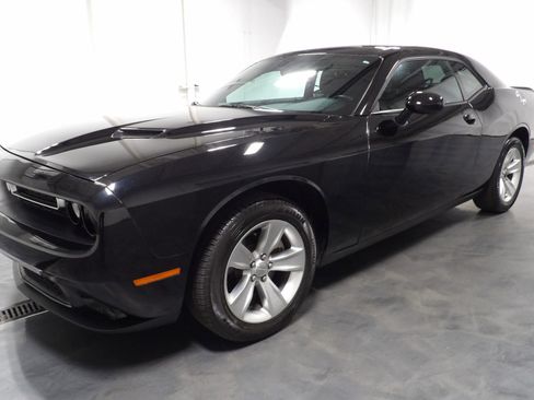 Used 2023 Dodge Challenger SXT RWD image 5