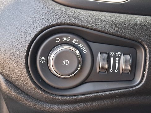 Used 2016 Jeep Renegade Latitude w/ Safety & Security Group AWD/4WD image 22